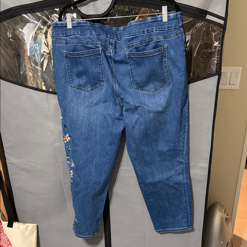Chico's Blue Cropped Jeans with Floral Embroidery - Picture 5 of 7